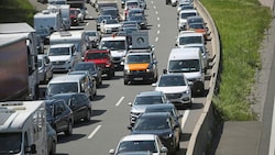 Wieder staut es auf der A10. (Bild: Andreas Tröster)