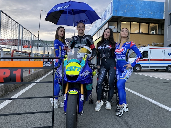 Nach Siegen darf ein Foto mit den Boxen-Girls nicht fehlen.