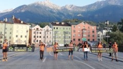 Einmal mehr wurde die Innbrücke im Innsbrucker Stadtzentrum blockiert. (Bild: Letzte Generation Österreich)