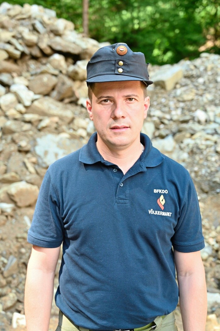 Bezirksfeuerwehrchef Patrick Skubel (38) konnte während der Krisenwoche sein Haus nur zu Fuß ...