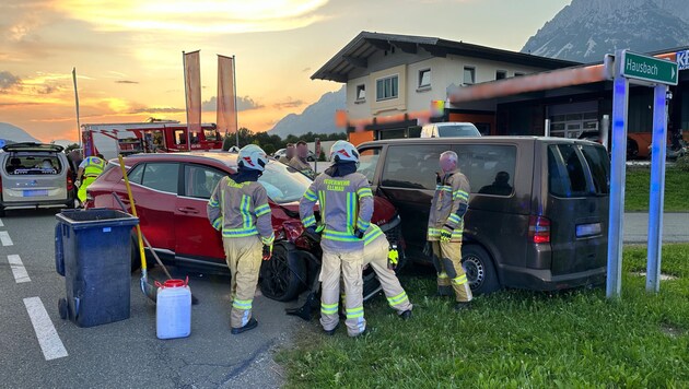 Die Feuerwehr Ellmau war mit 20 Einsatzkräften am Unfallort. (Bild: zoom.tirol)