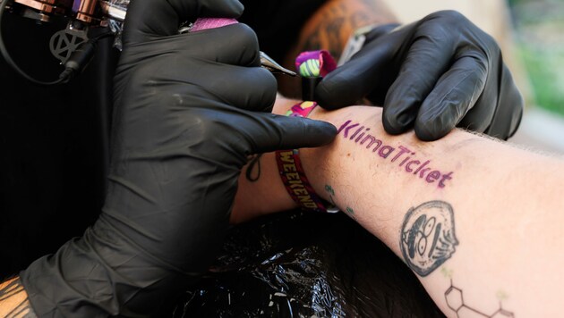 Insgesamt ließen sich 42 Personen das Tattoo stechen. (Bild: APA/FLORIAN WIESER)