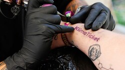 Insgesamt ließen sich 42 Personen das Tattoo stechen. (Bild: APA/FLORIAN WIESER)