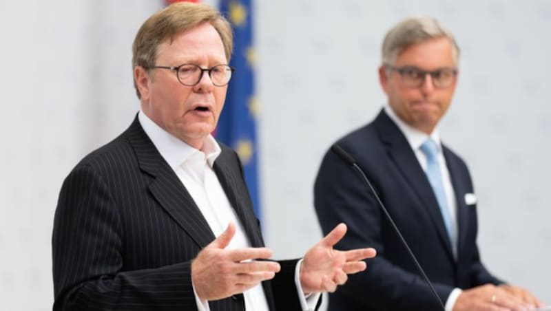 Willi Cernko (Obmann der Sparte Bank und Versicherung in der Wirtschaftskammer Österreich) bei einer gemeinsamen Pressekonferenz mit Finanzminister Magnus Brunner (ÖVP) am Mittwoch. (Bild: APA/GEORG HOCHMUTH)