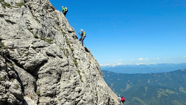 Die Schlüsselstelle über eine Felskante erfordert Kletterfertigkeit. (Bild: Naturfreunde Breitenau)