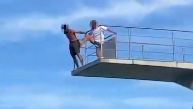 Bademeister tritt jungen Badegast vom 10-Meter-Turm. (Bild: Screenshot facebook.com, Krone KREATIV)