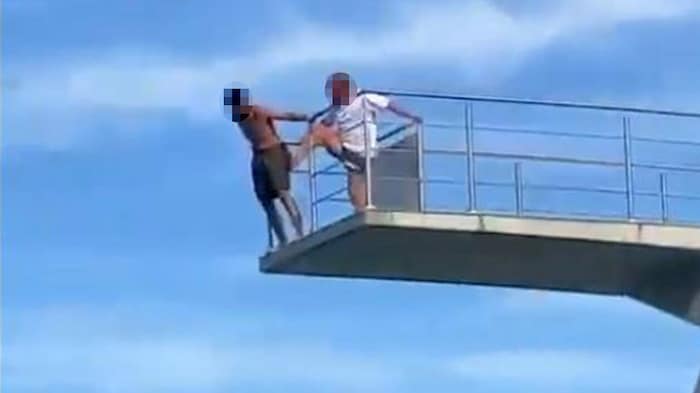 Der junge Mann wollte sich offenbar noch festhalten, ...