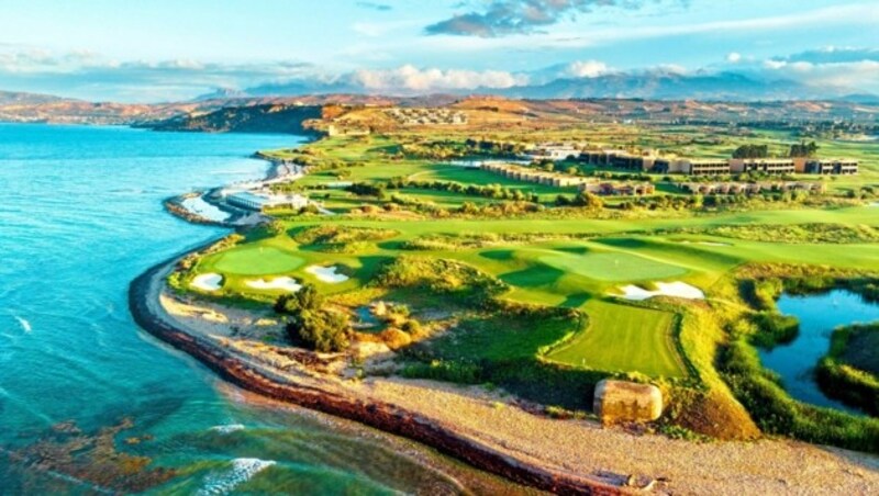 Von fast jedem Loch der Golfanlage in der traumhaften Küstenlandschaft des Verdura Resorts in Sizilien sieht man das Meer. (Bild: Rocco Forte Verdura Resort)