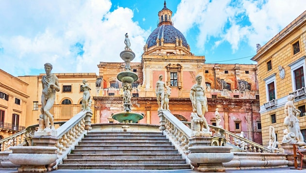 Die Altstadt von Palermo ist sehenswert - das Foto zeigt den Fontana Pretoria auf der gleichnamigen Piazza; die Freitreppe führt auf die belebte Via Maqueda, in der viele Restaurants zu finden sind. (Bild: Roman Sigaev - stock.adobe.com)