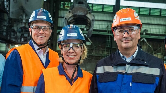 Resonac - hier Eugen Hofer (r.) mit Leonore Gewessler und Stefan Kaineder - setzt bald auf ...