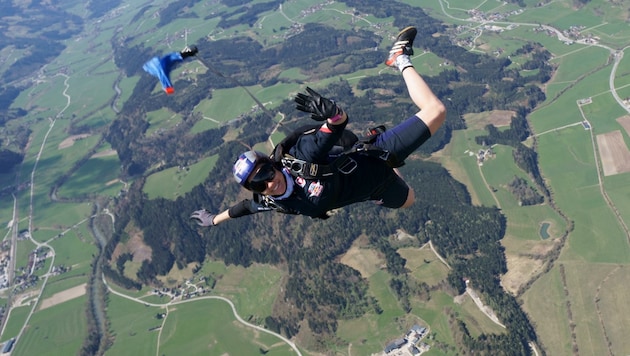 Sophie Grill genießt es, aus einem Flugzeug zu springen und den Wind zu spüren. (Bild: HSV Red Bull Salzburg)