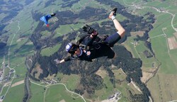 Sophie Grill genießt es, aus einem Flugzeug zu springen und den Wind zu spüren. (Bild: HSV Red Bull Salzburg)