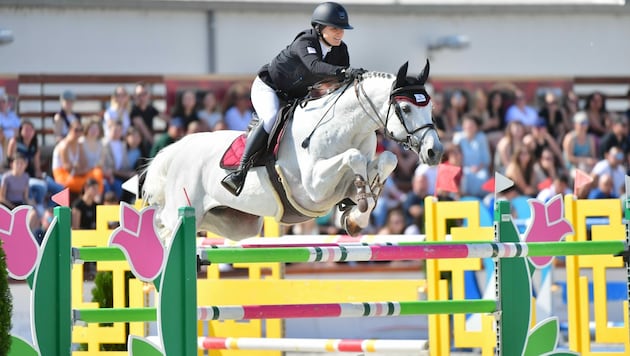 Mit ihrem Schimmel, dem Hengst „La Cross“, hob sie bereits 1,60 Meter ab. (Bild: zVg)