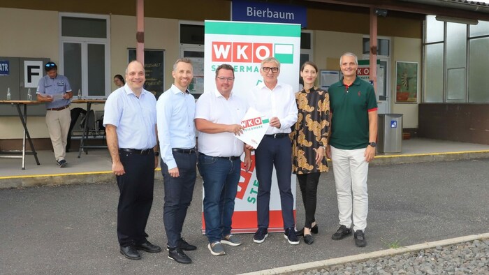 Christian Rotter (Geschäftsführer H2O Hotel-Therme-Resort), Philip Borckenstein-Quirini (Geschäftsführer Therme Loipersdorf), Christian Sommerbauer (Regionalstellenobmann WKO Hartberg-Fürstenfeld), Josef Herk (Präsident WKO Steiermark), Melanie Franke (Direktorin Rogner Bad Blumau), Gernot Deutsch (Geschäftsführer Heiltherme Quellenhotel Bad Waltersdorf)