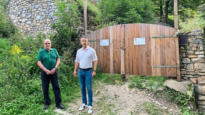 Sepp Stiger (links) und Kurt Hohensinner drängen auf die Öffnung der Burgruine Gösting