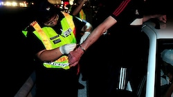 Die Verhaftung eines Schleppers durch die ungarische Polizei (Bild: APA/AFP PHOTO/ CSABA SEGESVARI)