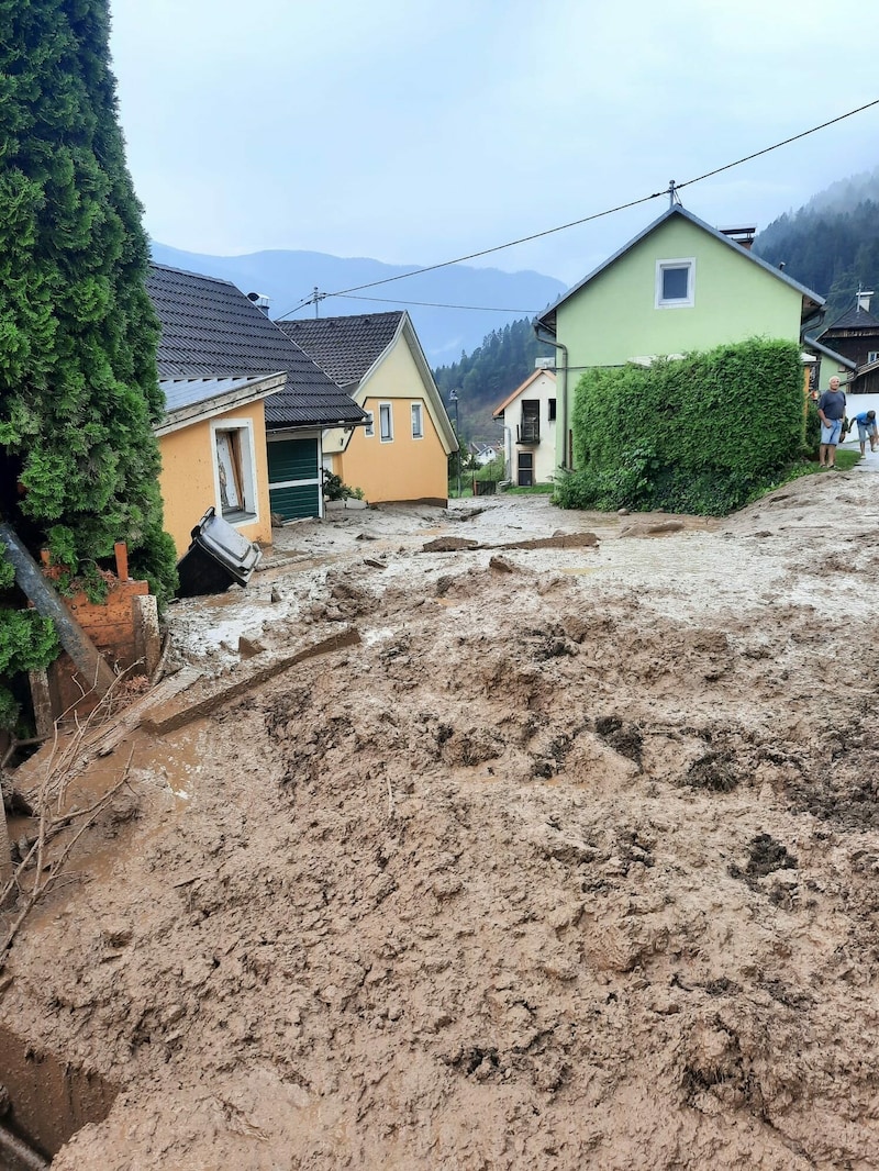 Eine Mure beschäftigt in Obergottesfeld in Oberkärnten Einsatzkräfte und Bewohner. (Bild: Bezirksfeuerwehrkommando Spittal an der Drau )