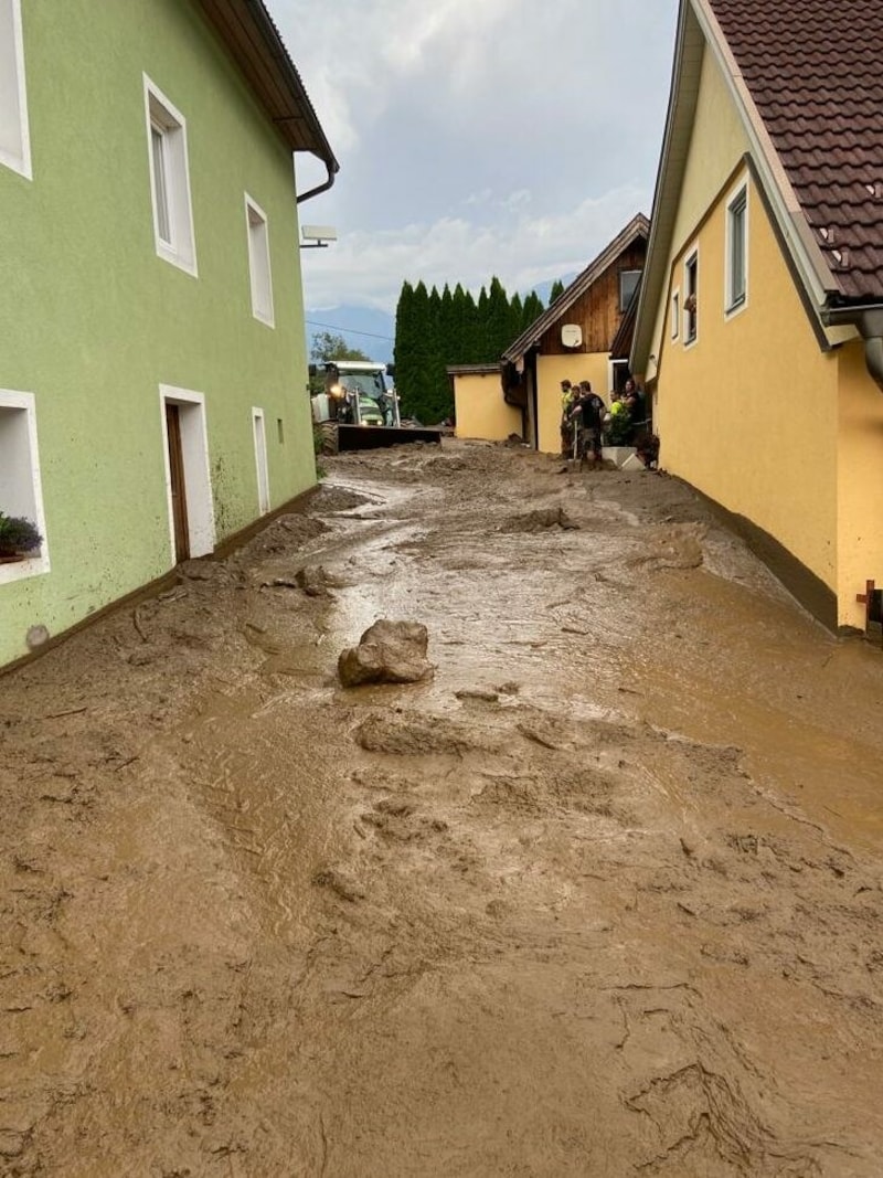 Schlamm, Wasser, Entsetzen in Obergottesfeld bei Sachsenburg. (Bild: Bezirskfeuerwehrkommando Spittal)