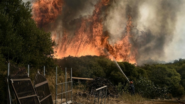 Für viele Teile Griechenlands wurde die Waldbrandgefahr am Dienstag vom Zivilschutz weiterhin ...