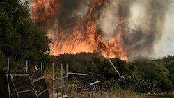 Die Waldbrände in Griechenland breiten sich mit rasanter Geschwindigkeit weiter aus. (Bild: AFP)
