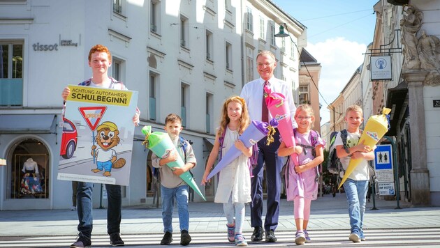 Landeshauptmann Thomas Stelzer probt mit Kindern den sicheren Schulweg. (Bild: Einöder Horst)