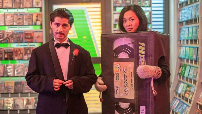 Rauand Taleb spielt Enis, Ivonne Yung Hee ist Domino