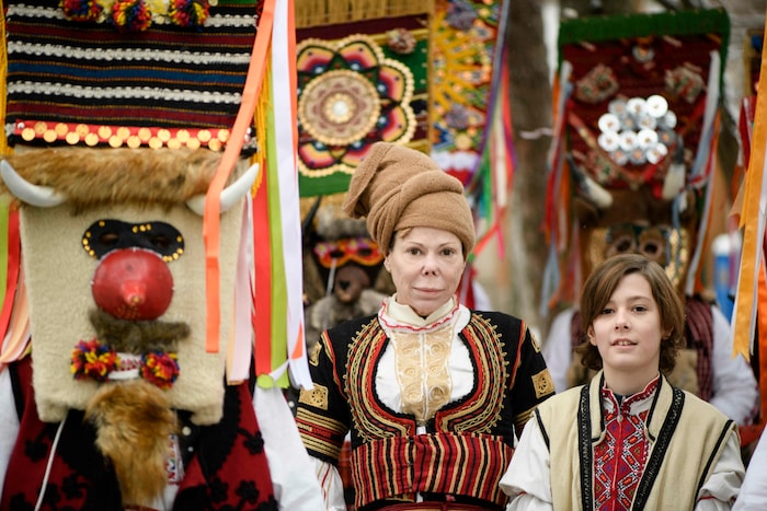 Kalina und ihr Sohn Simeon Hassan beim Surova Volksfest in Bulgarien