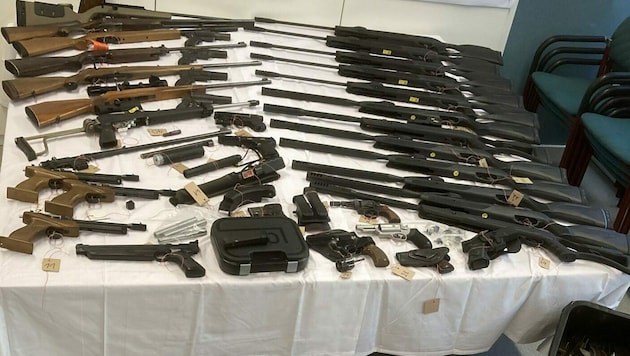 Mehr als 100 Waffen wurden sichergestellt. (Bild: BMI)