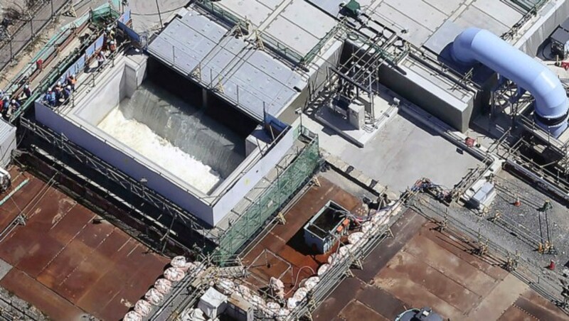 Mit der Einleitung von Kühlwasser aus dem havarierten AKW Fukushima hat Japan seine Nachbarn verärgert und Ängste geweckt. (Bild: AP)