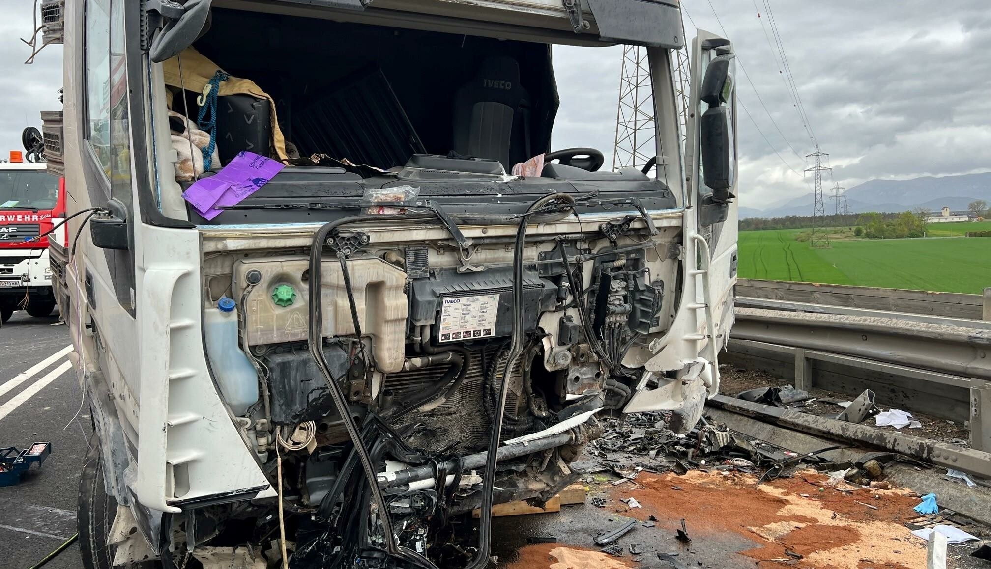 Im April krachte ein Auto frontal in einen Lkw.