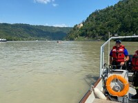 Sechs Feuerwehren, darunter zwei aus Bayern, suchten am Wochenende auf der Donau bei Esternberg. (Bild: Feuerwehr)