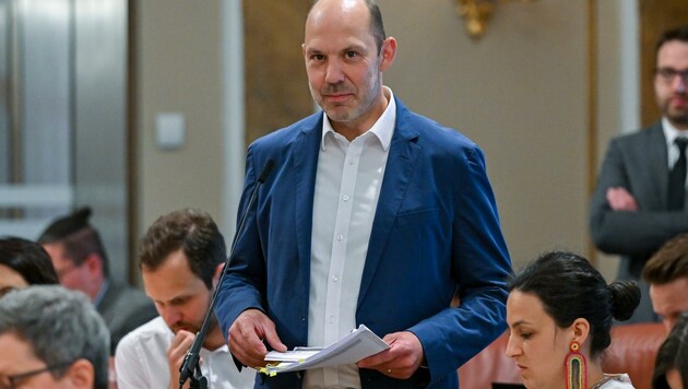 Grünen-Landespolitiker Rudi Hemetsberger erscheint der Deal in Wilhering fragwürdig. (Bild: Dostal Harald)