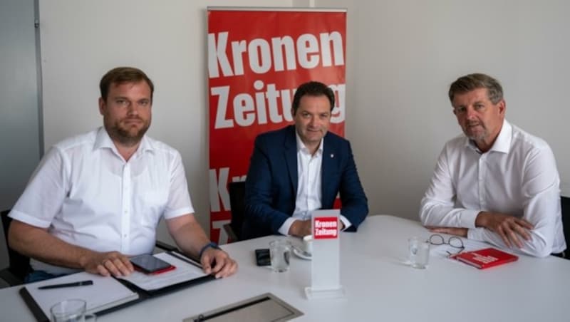 Minister Norbert Totschnig im Gespräch mit Claus Meinert (rechts), Chefredakteur der „Tiroler Krone“, und „Krone“-Redakteur Manuel Schwaiger (links). (Bild: zeitungsfoto.at/Liebl Daniel)