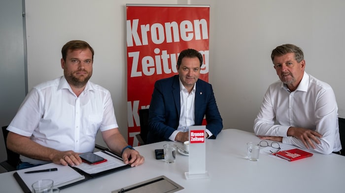 Minister Norbert Totschnig im Gespräch mit Claus Meinert (rechts), Chefredakteur der „Tiroler Krone“, und „Krone“-Redakteur Manuel Schwaiger (links).