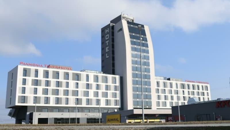 Vor dem Pannonia Tower klickten die Handschellen (Bild: Huber Patrick)