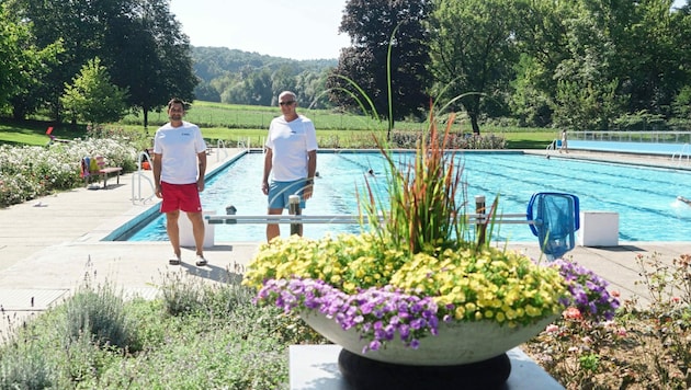 Die Bademeister Ronald Loidl (li.) und Reinhard Leitgeb (Bild: Pail Sepp)