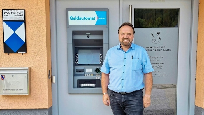 Bürgermeister Hannes Andrä (Altenmarkt bei St. Gallen) vor dem Bankomat im Gemeindeamt