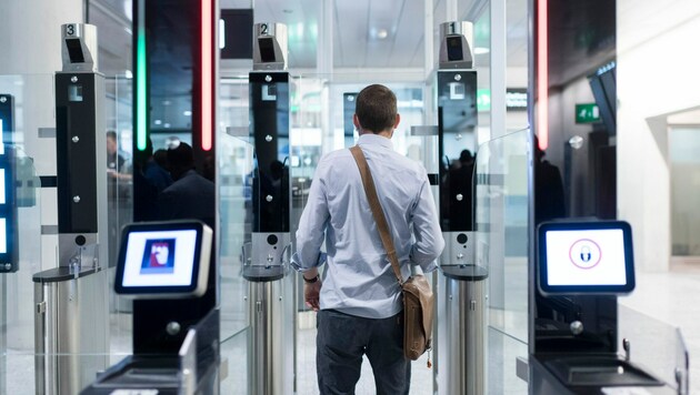 Hochautomatisiert: Passkontrollen am Flughafen Zürich. (Bild: EPA)