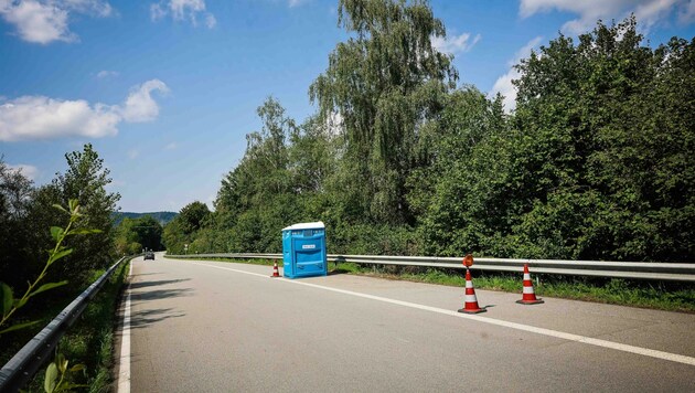 Von den Kontrollen blieb kurzfristig nur eine Dixi-Toilette zurück. (Bild: Scharinger Daniel)