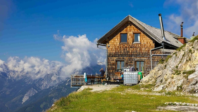 Die beliebte Werfener Hütte hat seit diesem Jahr geschlossen. Mit der Sanierung spiest es sich. (Bild: Uwe Grinzinger)