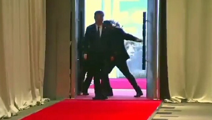 Staatschef Xi Jinping bekommt das Gerangel gar nicht mit. Als er kurz zurückblickt, ist die ...