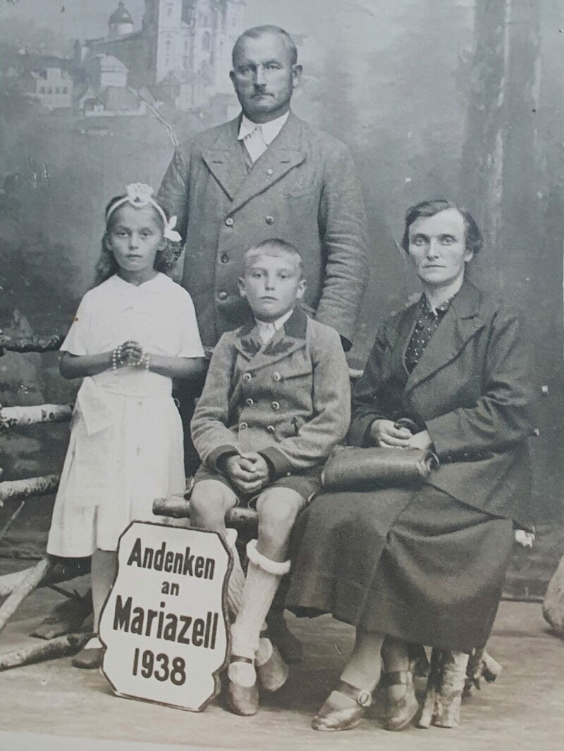 Auch seine Großeltern Maria und Jakob waren passionierte Mariazell-Wallfahrer - im Bild mit Karalls Tante Tinka und seinem Onkel Alfons. (Bild: zVg)