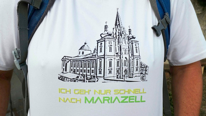 Bis heute sind sein weißer Hut und sein T-Shirt „Ich geh nur schnell nach Mariazell“ seine ...