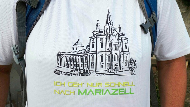 Bis heute sind sein weißer Hut und sein T-Shirt „Ich geh nur schnell nach Mariazell“ seine Markenzeichen. (Bild: Judt Reinhard)