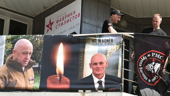 Menschen gedenken Jewgeni Prigoschin (links) und Dmitri Utkin (rechts)