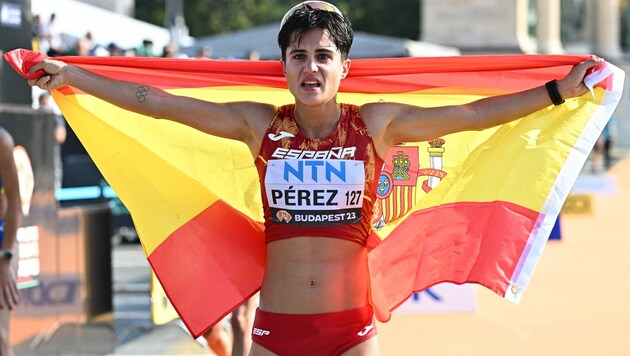 Die spanische Geherin Maria Perez jubelte bei der Leichtathletik-WM eine Runde zu früh. Der Patzer blieb allerdings ohne Folgen. (Bild: APA/AFP/Attila KISBENEDEK)