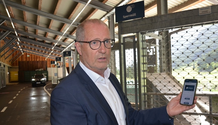 BM Werner Kurz ist fasziniert von der Bedienung mit der Handy-App.
