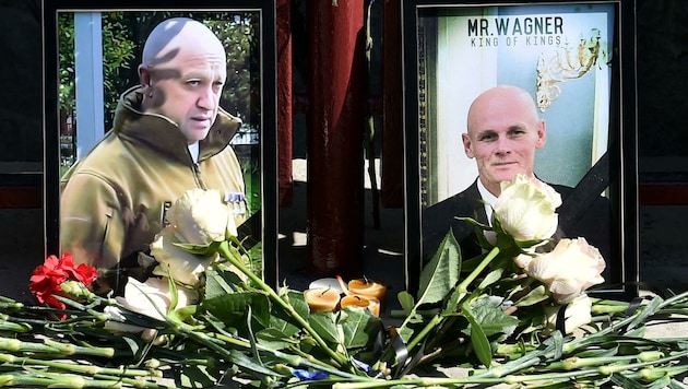 Im Andenken an ihre Anführer Jewgeni Prigoschin und Dmitri Utkin (re.) legten Wagner-Mitglieder Blumen vor das Hauptquartier. (Bild: VLADIMIR NIKOLAYEV)
