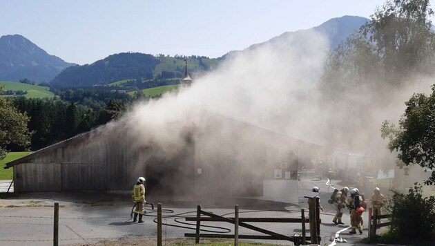 Beim Eintreffen der Feuerwehren quoll starker Rauch aus der Scheune. (Bild: zoom.tirol)