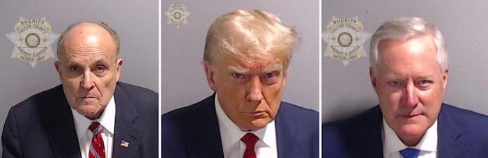 Die „Mugshots“ von Rudy Giuliani, Donald Trump und Trumps ehemaligem Chief of Staff im Weißen ...